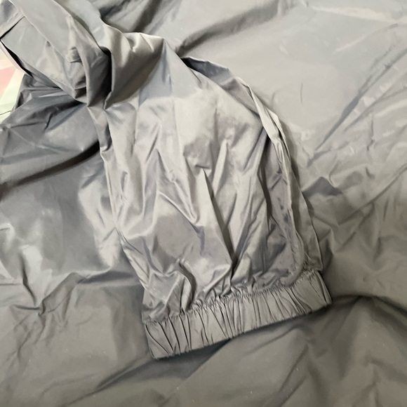 Zyia lightweight windbreaker - Picture 3 of 3